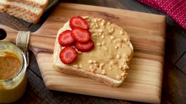 Zastavit Animaci Pohybu Toast Burákovým Máslem Jahodami Dřevěné Servírovkové Desce — Stock video