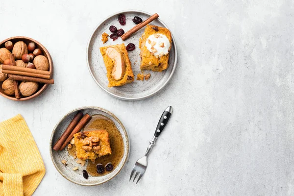 Fatia de bolo de maçã e abóbora com nozes, xarope de bordo e creme — Fotografia de Stock