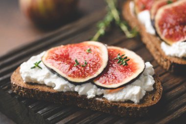 Çavdar ekmeği tost ricotta peynir ve incir