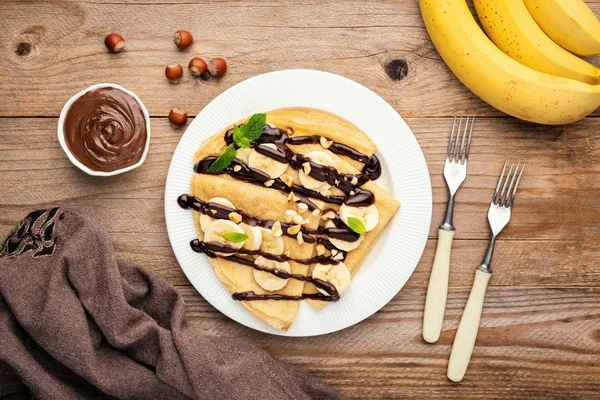 バナナとチョコレート ソースのクレープ — ストック写真