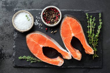 Somon biftek, baharat ve otlar yemek için