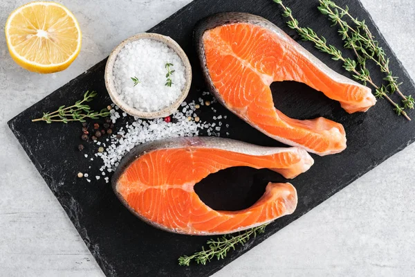 Dois bifes de salmão não cozidos — Fotografia de Stock