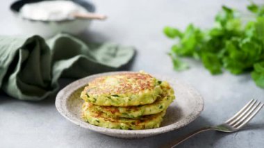 Hareket animasyonu yemekle durdurun. Tabakta vejetaryen sebzeli kabak böreği. Yemek ile eğlence