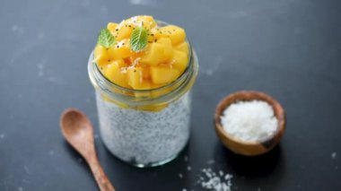 Mango Chia Hindistan Cevizi Puding Siyah Arka Plan Üzerinde Dönen. Sağlıklı Gıda