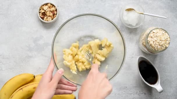 Vorbereitung Hausgemachtes Müsli Tischplatte Ansicht Zeitraffer Kochprozess Von Frauenhänden Die — Stockvideo