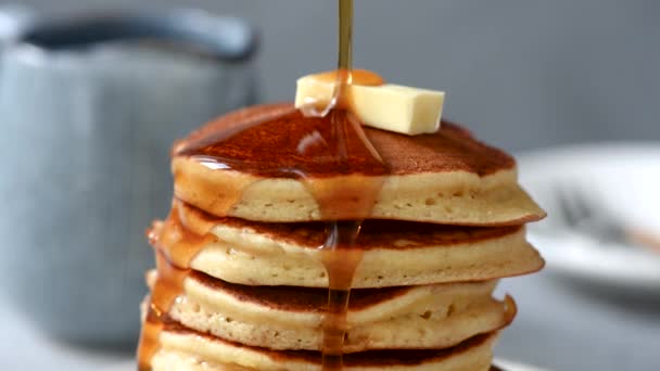 Pannkakor Med Smör Och Lönnsirap Hälla Sirap Stacken Fluffiga Kärnmjölk — Stockvideo