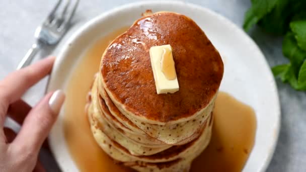 Frauenhände Servieren Pfannkuchen Mit Butter Und Ahornsirup Leckere Süße Frühstück — Stockvideo