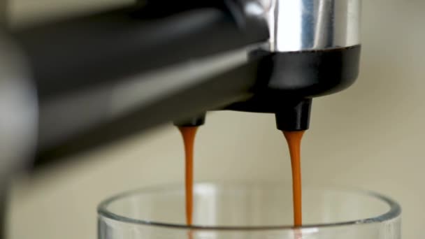 Koffiemachine Die Koffie Maakt Zwarte Koffie Espressomachine Gieten Glazen Beker — Stockvideo