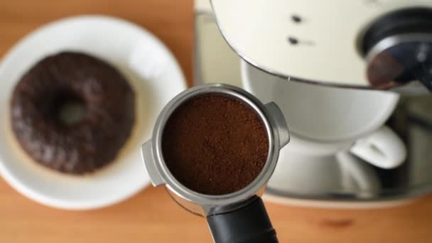 黒コーヒー豆を使用したポータフィルターを使用したコーヒーマシンでコーヒーを準備する者 — ストック動画
