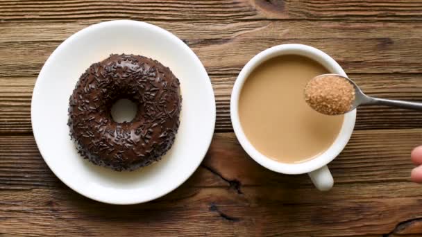 Persona Añadiendo Cuchara Azúcar Taza Café Con Crema Donut Café — Vídeos de Stock