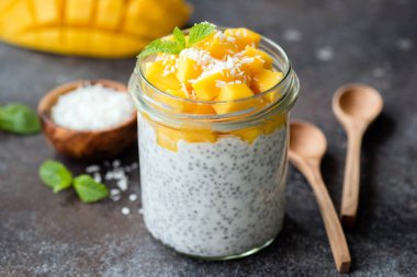 Mango ile sağlıklı chia hindistan cevizi puding