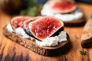 İncir ve ricotta çavdar ekmeği tost