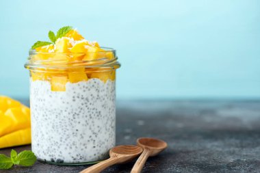 Chia puding kavanoza mango ile