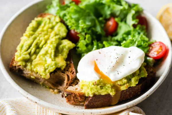 Healthy toast or sandwich with avocado and poached egg — Stock Photo, Image