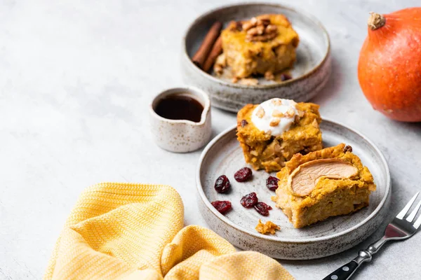 Gâteau à la citrouille carré sur assiette — Photo