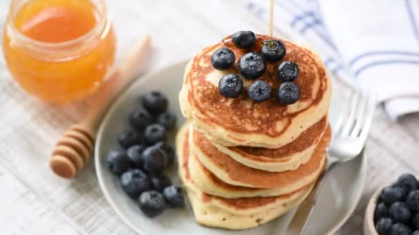 Pouring Honey Syrup Pancakes Blueberries Slow Zoom Motion — Stock Video