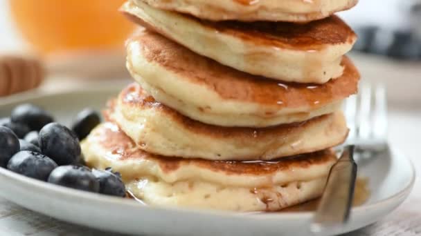Pancakes Stack Con Mirtillo Sciroppo Acero Versando Sopra Vetrina Cibo — Video Stock