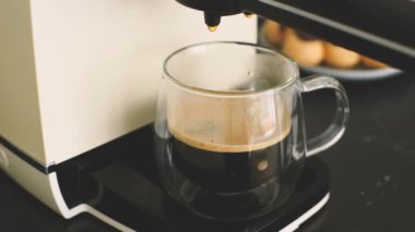 Espresso kahve makinesi, siyah kahve yapıyor. Çift alt cam bardak. Sabah rutini