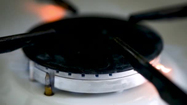Cuisinière brûleur avec feu de gaz dangereux au ralenti 