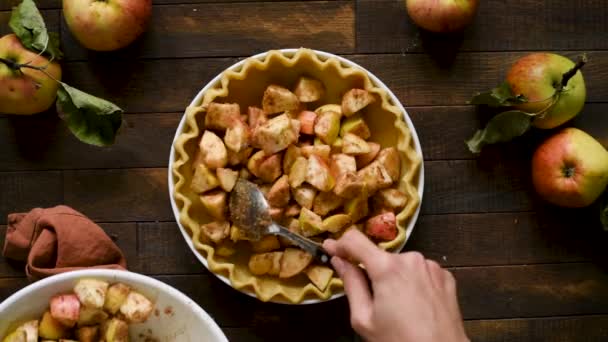 Proces Vaření Jablečného Koláče Těsto Jablkem Dřevěné Tapetu Pohled Dřevěný — Stock video