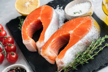 İki somon biftek, baharat ve otlar