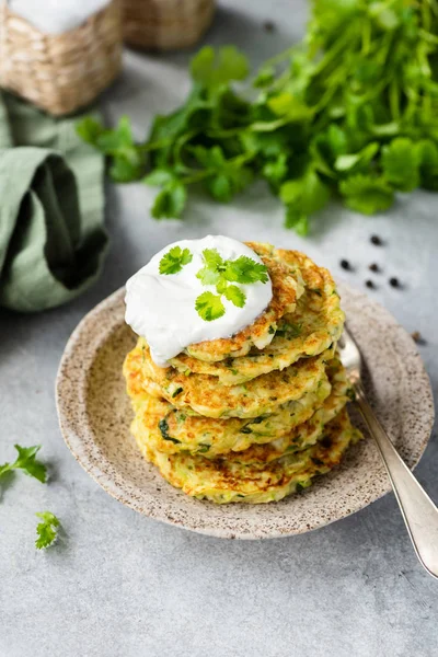 Buñuelos de calabacín con salsa de yogur — Foto de Stock