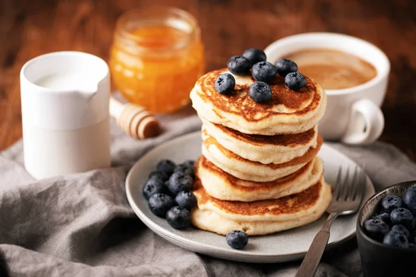 Pfannkuchen mit Blaubeeren, Kaffee und Honig — Stockfoto