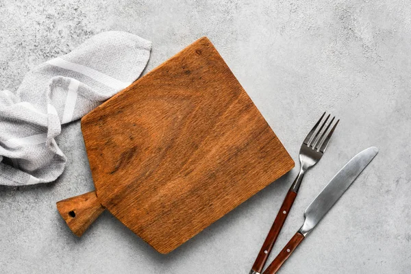 Tabla de cortar y cubiertos de madera —  Fotos de Stock