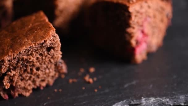 Sabroso Brownie Chocolate Con Cereza Sobre Fondo Pizarra Negra Vista — Vídeos de Stock