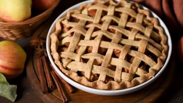 Pastel Manzana Tradicional Sobre Mesa Madera Mesa Giratoria Con Comida — Vídeos de Stock