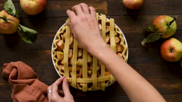 Lattice Äppelpaj Matlagning Process Timelapse Film Kvinnliga Händer Förbereder Mat — Stockvideo