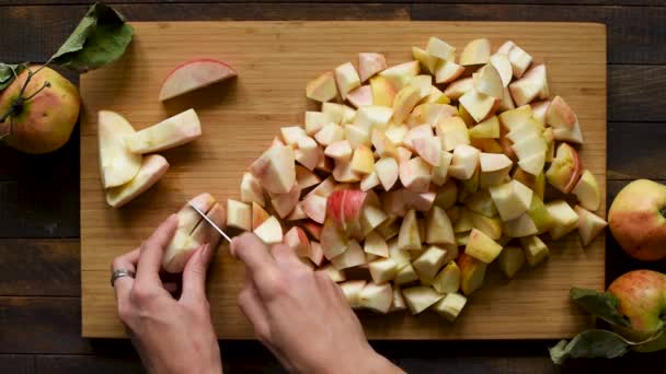 Picar Manzanas Tablas Cortar Madera Vista Superior Mesa Proceso Cocción — Vídeos de Stock