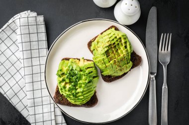 Çavdar ekmeği ve avokado tostu.