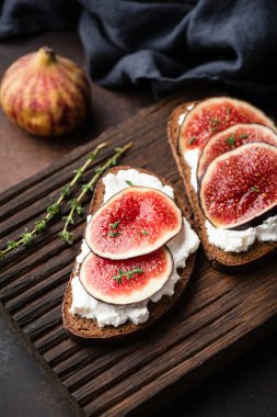 Çavdar ekmeği, ricotta peyniri ve incirli.