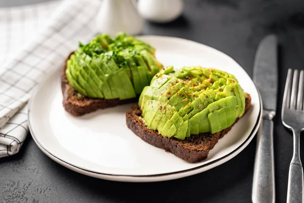 Rogge toast met avocado — Stockfoto