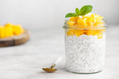 Chia puding kavanoza mango ile
