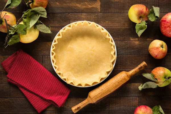 Процес приготування яблучного пирога. Тісто для тіста з короткою скоринкою — стокове фото