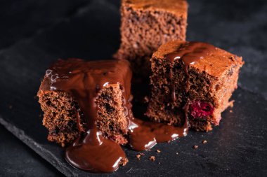 Soslu çikolatalı kek.