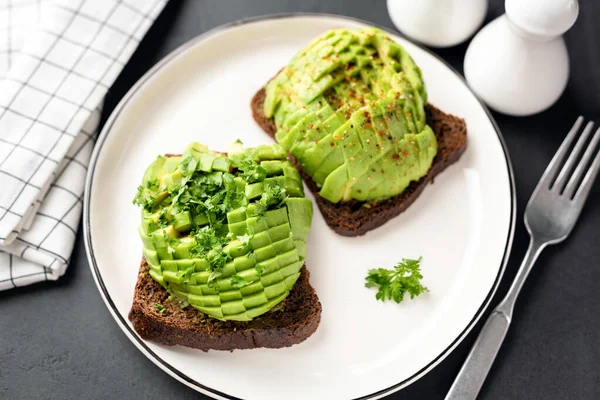 Tostadas de aguacate sobre plato blanco — Foto de Stock