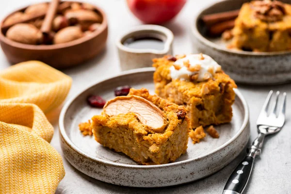 Gâteau de citrouille sain aux pommes, noix et cannelle — Photo