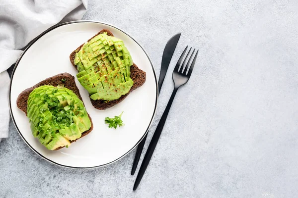 Sandwich con aguacate y pan de centeno — Foto de Stock