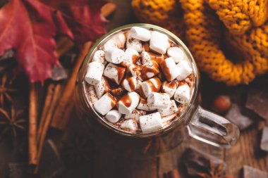 Bir kupa kremalı sıcak çikolata.