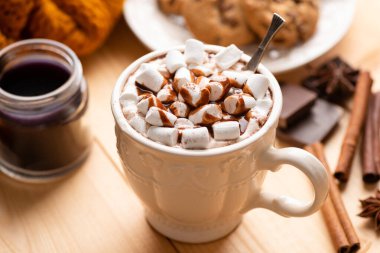 Bir fincan kremalı sıcak çikolata.