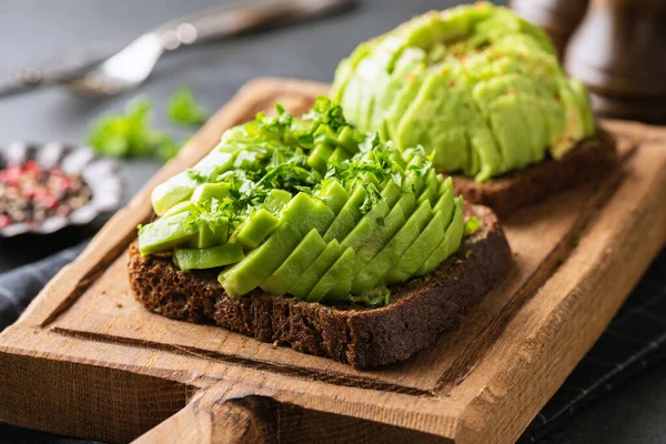 Avocado toast met roggebrood — Stockfoto