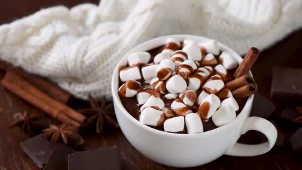 Mug Hot Chocolate Marshmallows Cinnamon Rotating Wooden Table Hot Beverage — Stock Video