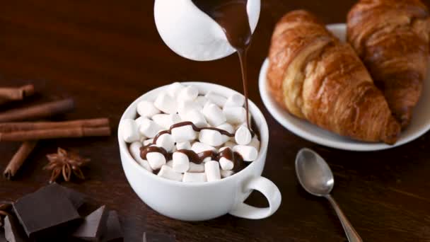 Warme Chocolademelk Met Marshmallows Langzame Beweging Van Het Gieten Van — Stockvideo