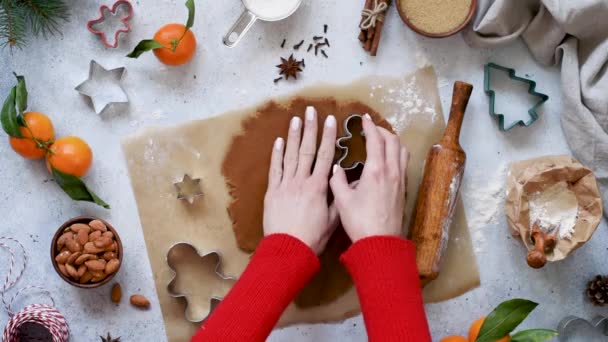 Vrouwelijke Handen Snijden Peperkoek Koekjes Kerstbakken Wintervakantie Levensstijl — Stockvideo