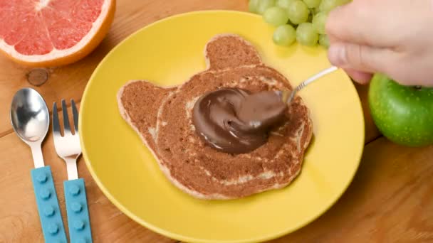 在时间流逝时为孩子们做早餐 食品艺术 有趣的熊形薄饼与巧克力蔓延和水果 孩子们吃饭 — 图库视频影像