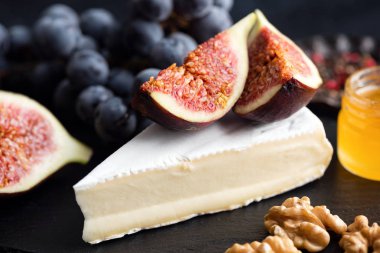 Brie peyniri ya da incir üzümlü peynirli camembert peyniri.