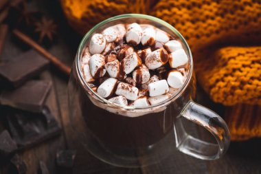 Bir kupa kremalı sıcak çikolata.